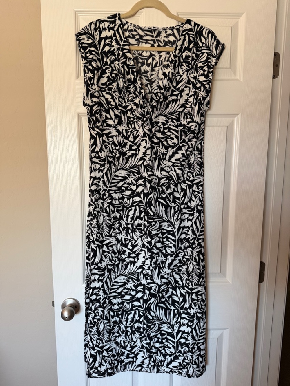 V-Neck Black and White Leaf-Print Maxi Dress